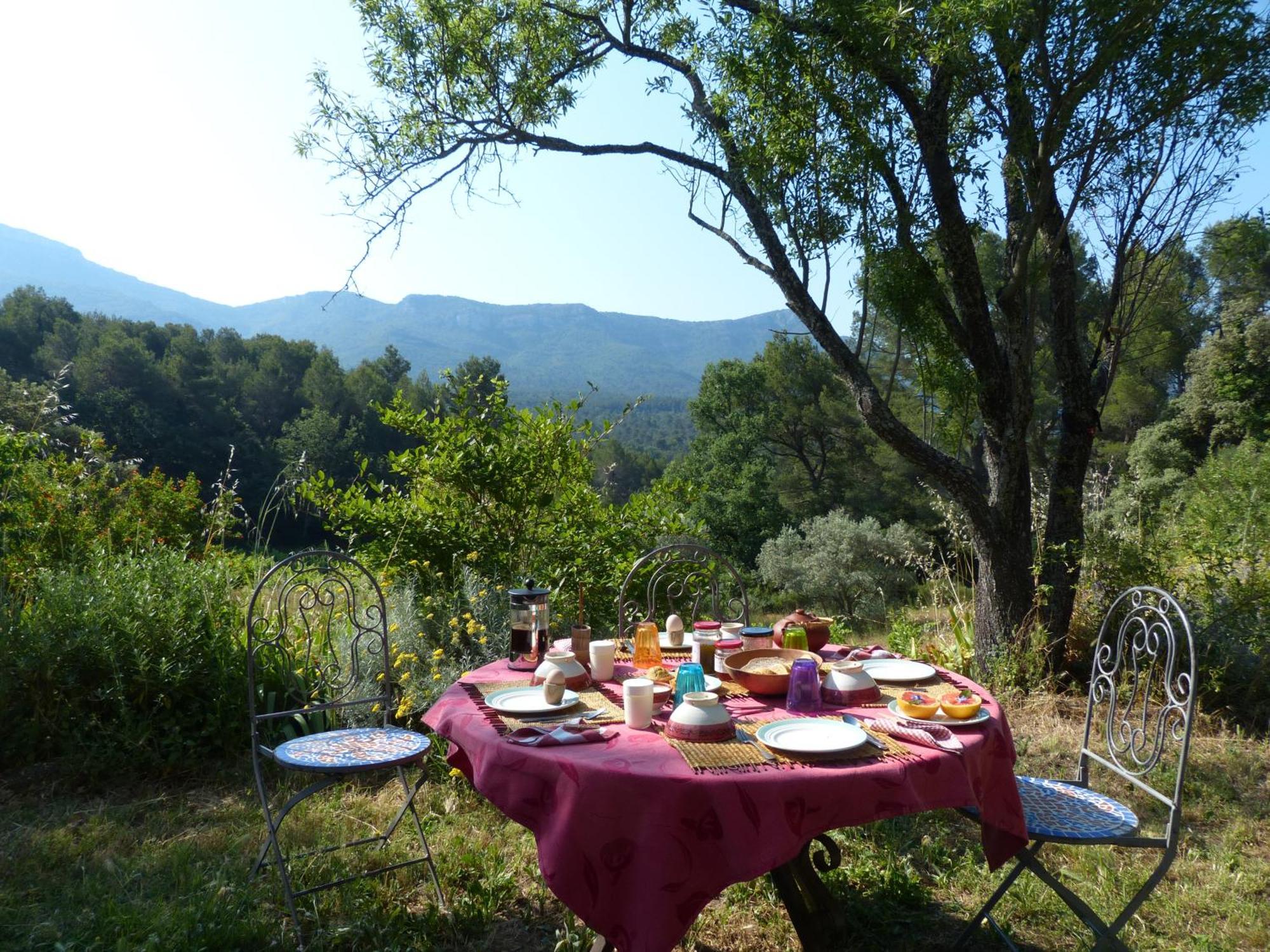 Bed and Breakfast Le Deffend Vieux à Trets Extérieur photo